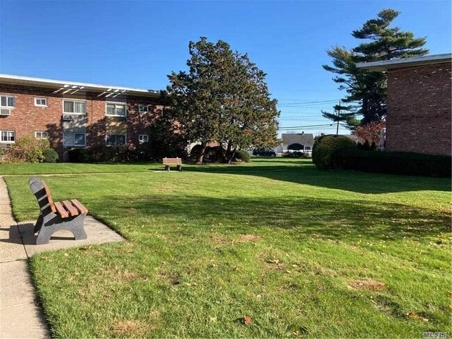 Building Photo - 265 N Newbridge Rd