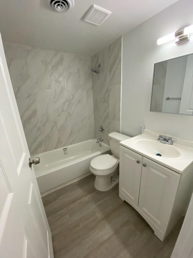 Building Photo - Cozy 2-Bedroom Apartment with Convenient Amenities