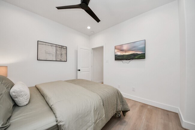 Building Photo - 2524 Live Oak St