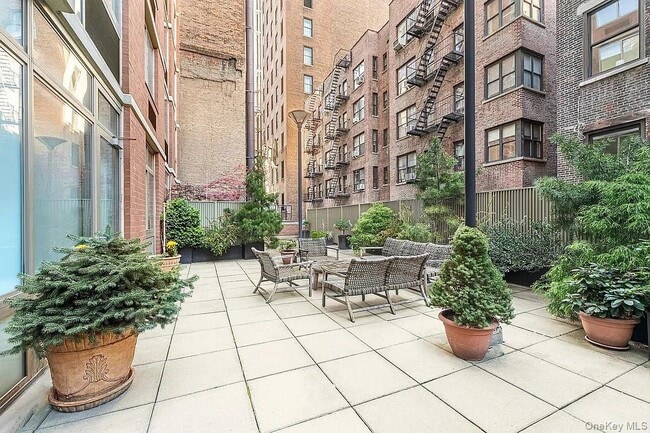 Building Photo - 121 E 23rd St
