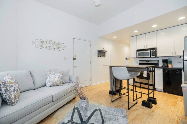 Building Photo - 2544 N Burling St