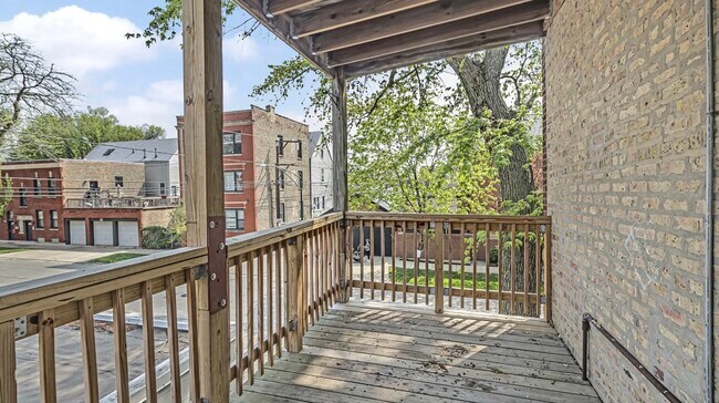 Building Photo - 1900 W Oakdale Ave