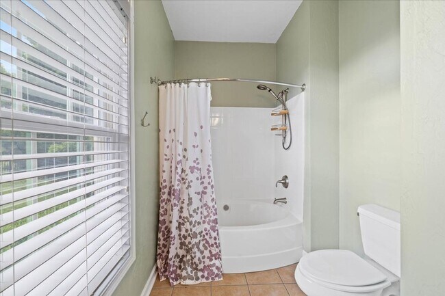 Building Photo - Bright and Spacious Home on Cascades Rd