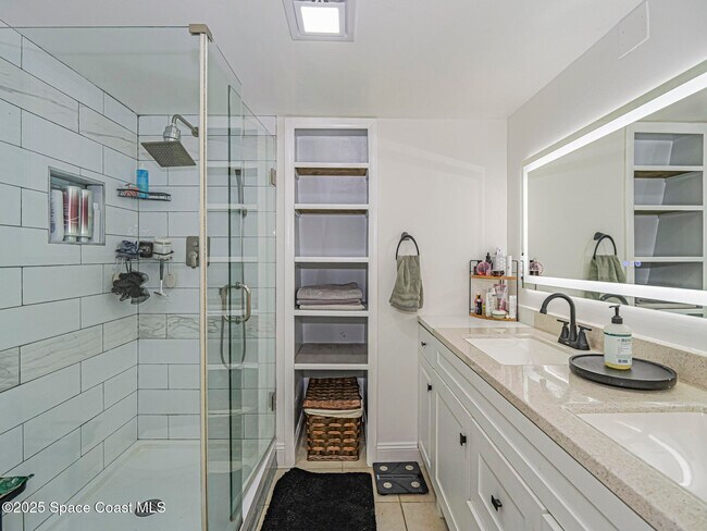 Building Photo - 1170 6th Ave