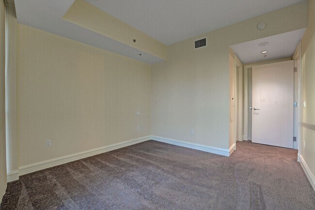 Building Photo - Sky 607-Stunning 2Bd/2Ba Residence