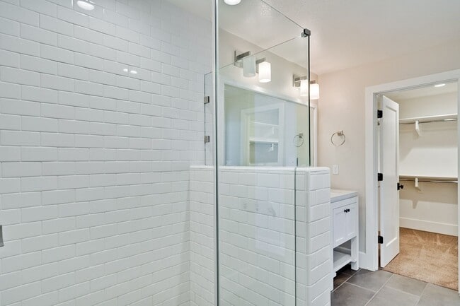 Building Photo - Modern Living in the Heart of Downtown Cam...