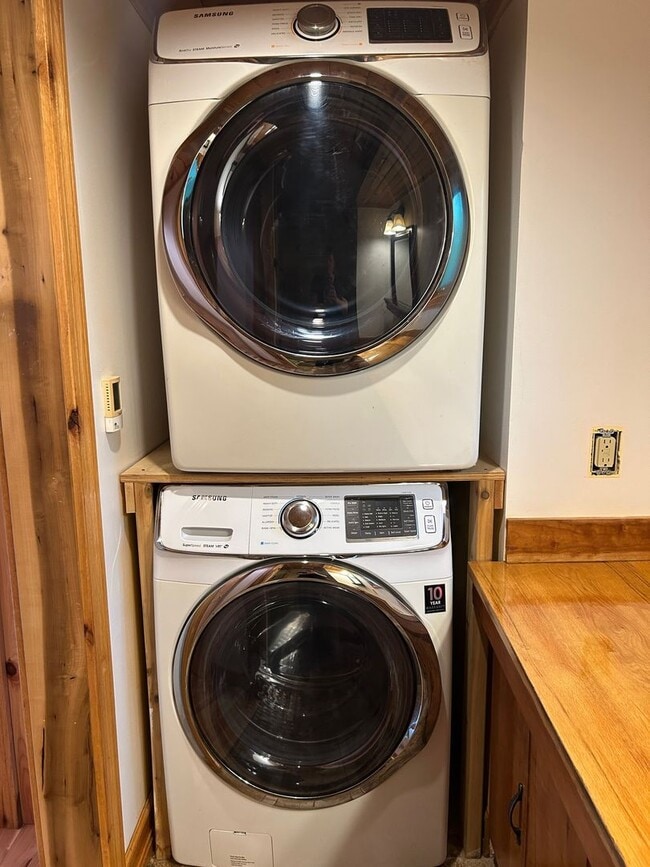 Building Photo - East AVL - Beautiful Zen Garden Apt with Sauna!