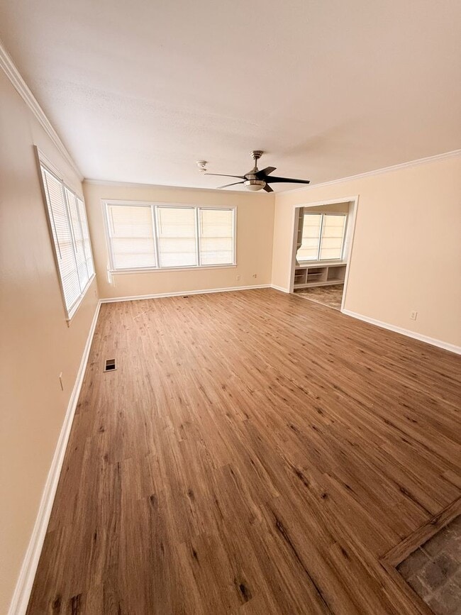 Building Photo - 908 E Park Ave