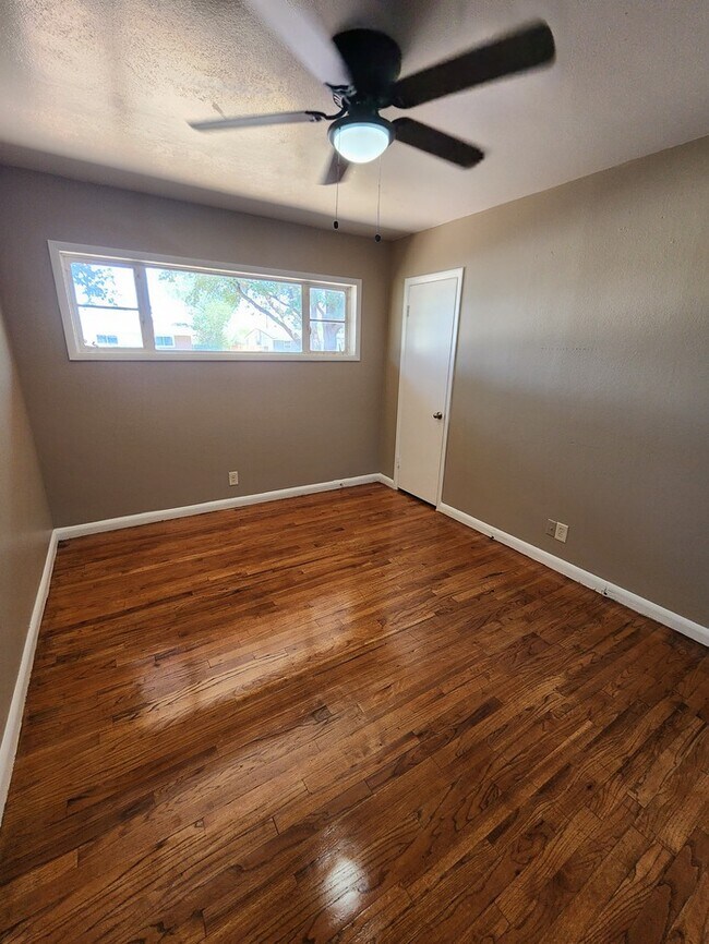 Building Photo - 3 bed 2 bath home with 1 car garage