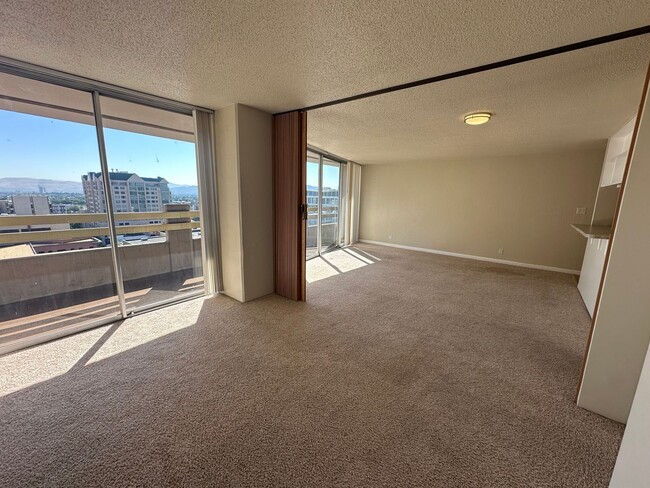 Building Photo - 1 bed, 1 bath in the heart of Downtown Reno!