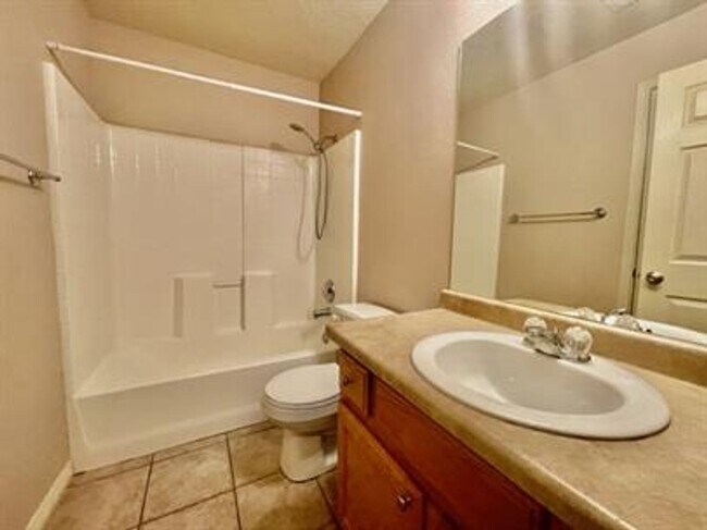 Building Photo - Hidden Valley Townhome!