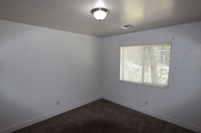 Building Photo - 3BR Home in Mountainaire | Open Layout + Fenced Yard