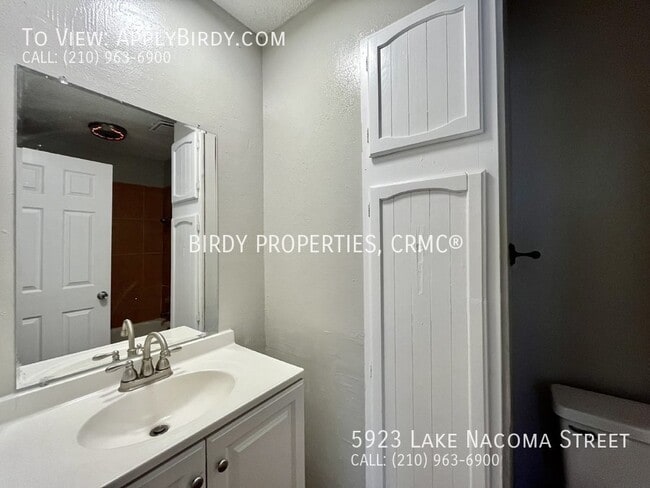 Building Photo - *4 Bed, 2 Bath Home Located in Lakeside**