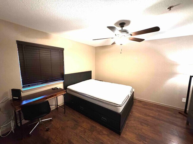 Building Photo - Furnished Moved In Ready 2nd Story End Unit 1bd/!ba At the Arbors