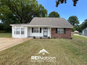 Building Photo - RARE FIND! 4BR/2BA in Memphis | Open Kitchen & Hardwoods | Fenced Yard!