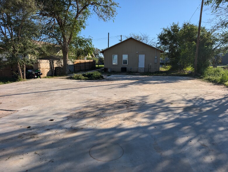 Building Photo - 406 Goliad St