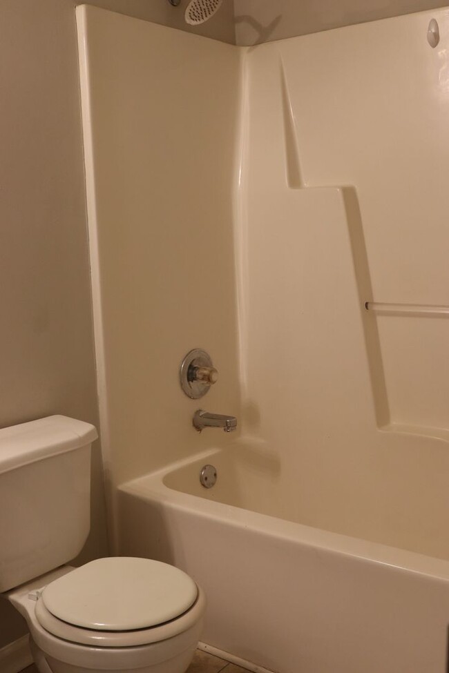 Building Photo - Rent Ready 2 Bed Suite Townhome, Private F...