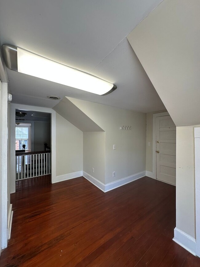 Building Photo - 2 Bed 1 Bath Apartment with Historic Charm