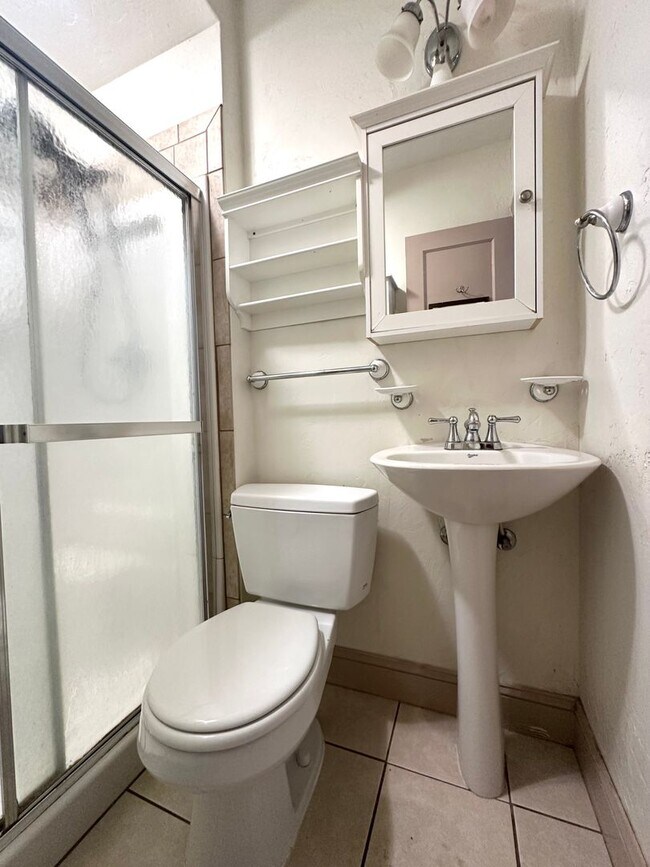 Building Photo - Cute House For Rent!