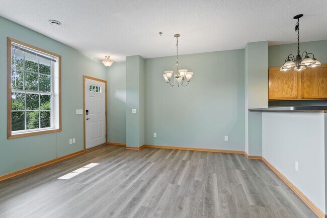 Building Photo - Freshly Remodeled 3bd 3ba Townhome for Rent in Club West, Blaine – Pond View!