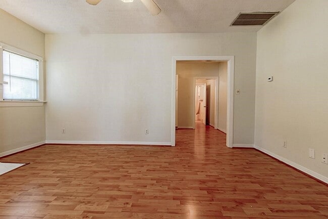 Building Photo - 837 Peddie St