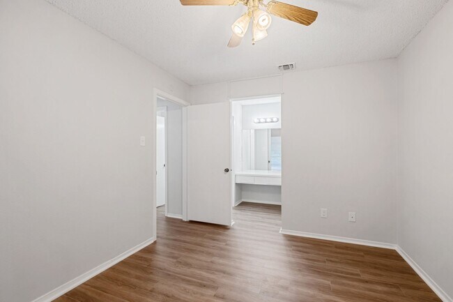 Building Photo - Spacious 3BR Far West Duplex with Loft & Private Deck