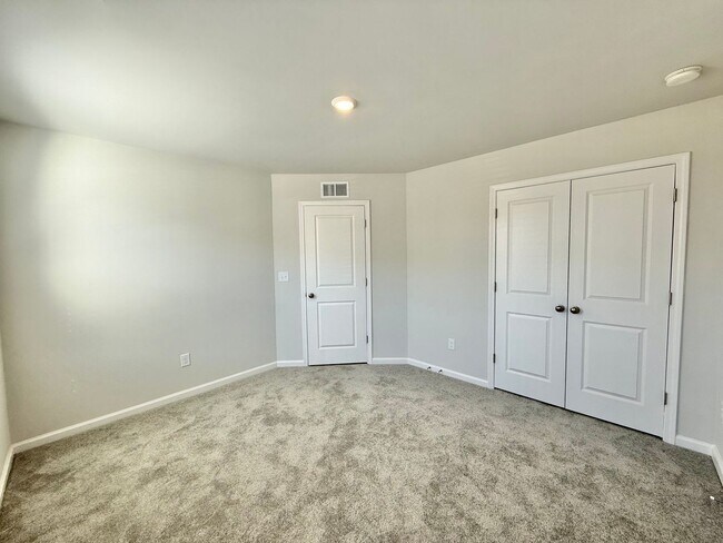 Building Photo - Gorgeous 3BD, 3.5BA Apex Townhome with 1-Car Garage in an HOA Community