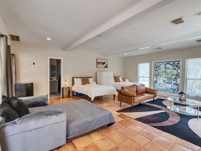 Building Photo - 8402 Matthews Ln