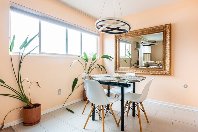 Building Photo - 960 Larrabee St