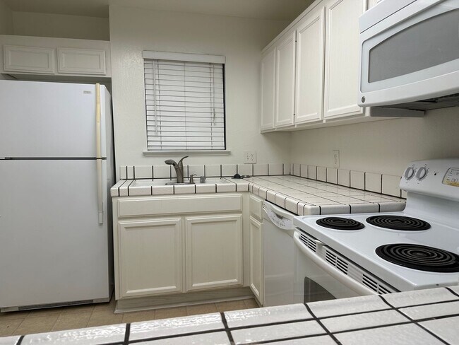 Building Photo - Perfect blend of convenience and comfort 2/2 San Mateo