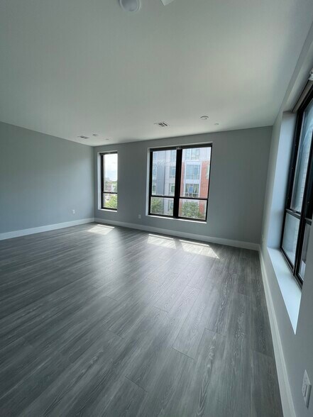 Building Photo - 412 Western Ave