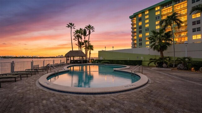 Building Photo - 10350 W Bay Harbor Dr