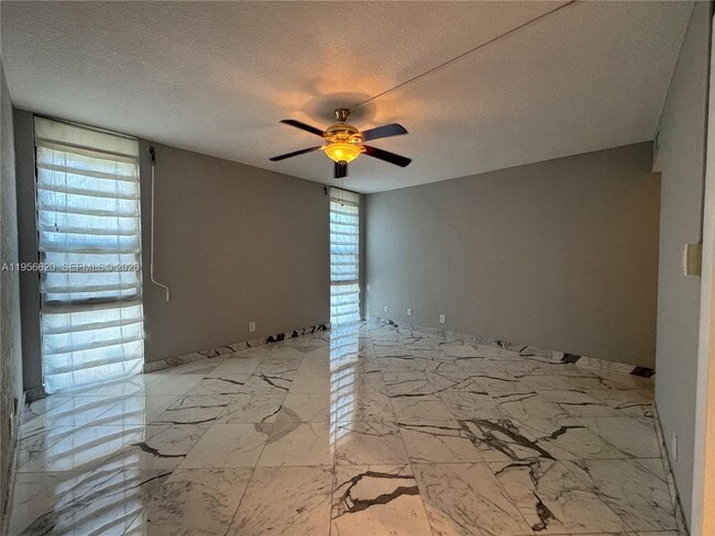 Building Photo - 4800 Bayview Dr