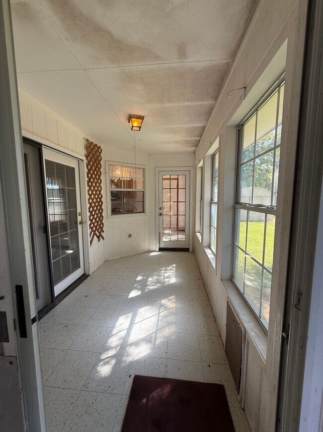 Building Photo - Beautiful 4 Bedroom Home Located in the Zi...