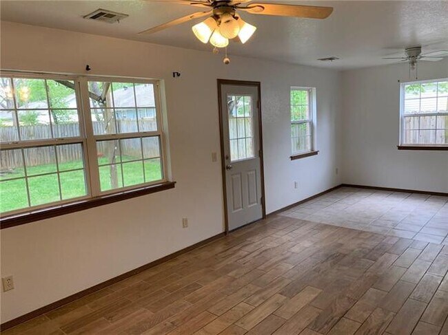 Building Photo - 1207 N Allen Dr