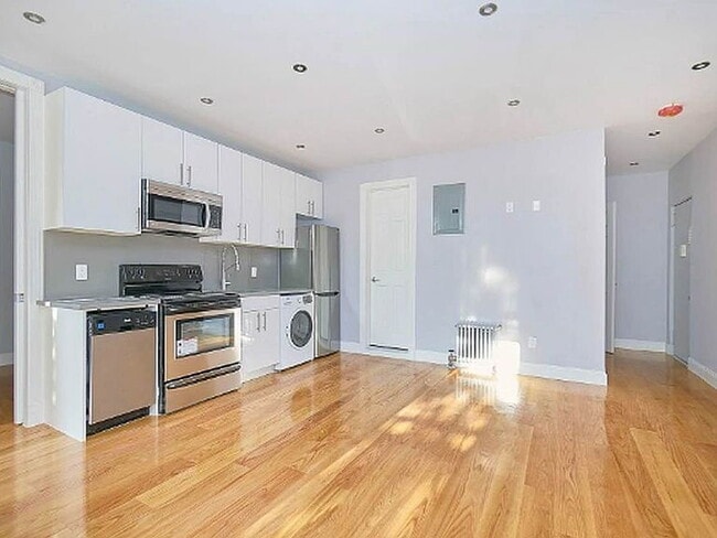 Building Photo - "Spacious 3-Bedroom Haven with Granite Ele...