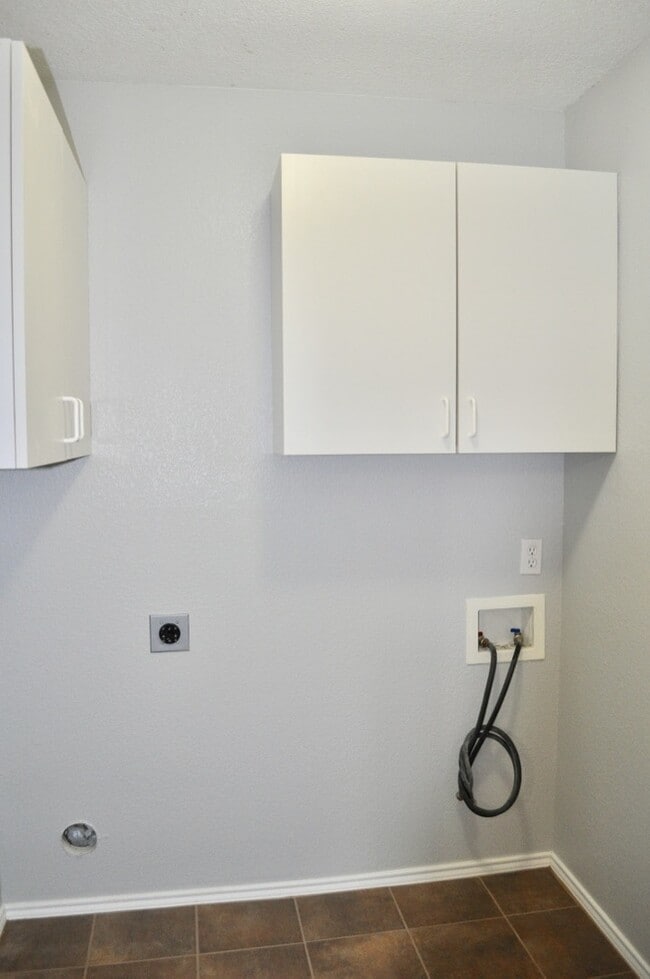 Building Photo - 229 Lancelot Dr