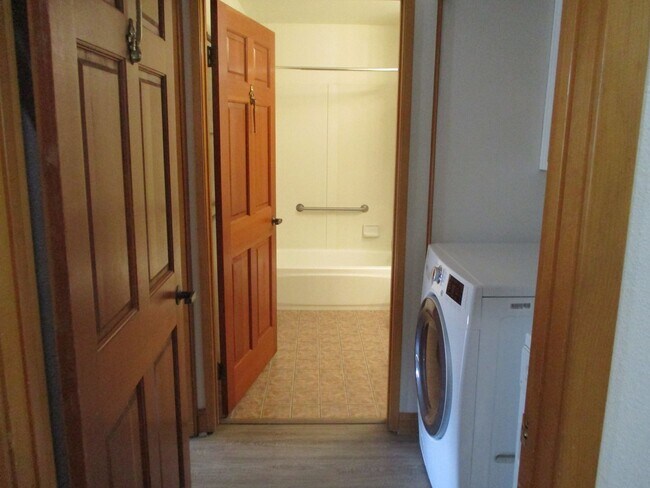 Building Photo - The Boardwalk in La Jolla 2 bdr 2 bath 3 floor!