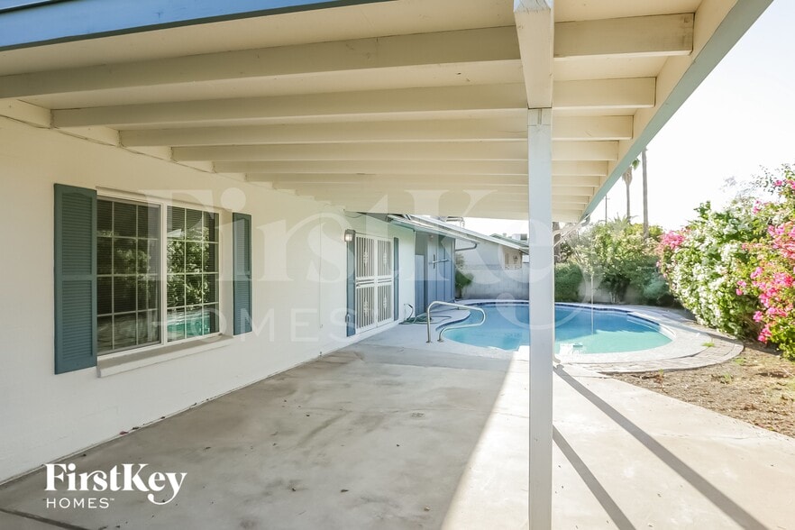Building Photo - 614 E Greenway Dr