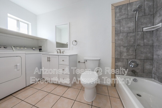 Building Photo - 4538 E Lester St