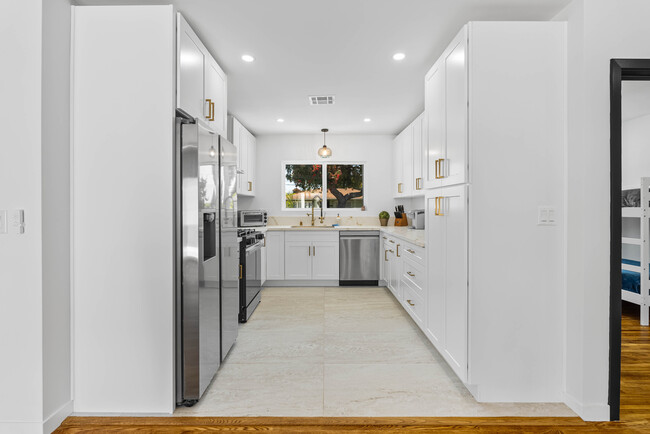 Building Photo - 401 Rancho Dr