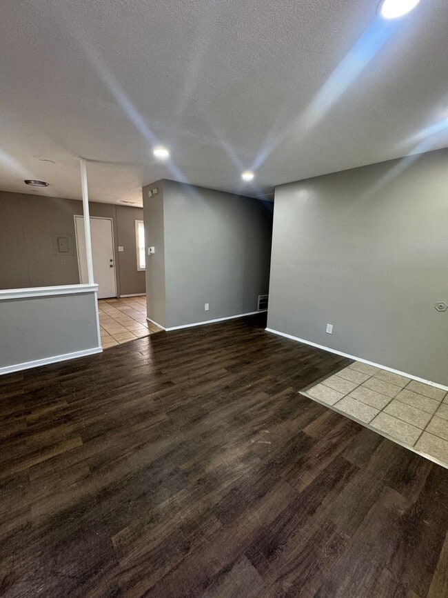 Building Photo - Charming 3-Bedroom Home in Gary