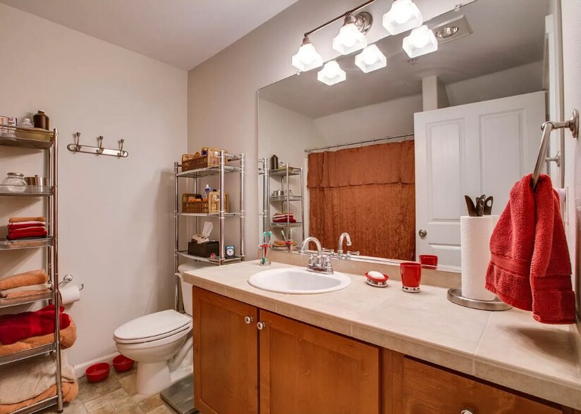Building Photo - 10829 NE Red Wing Way