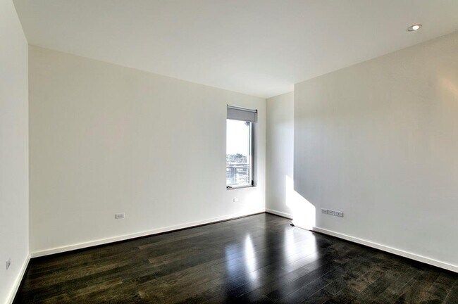 Building Photo - 2410 Waugh Dr