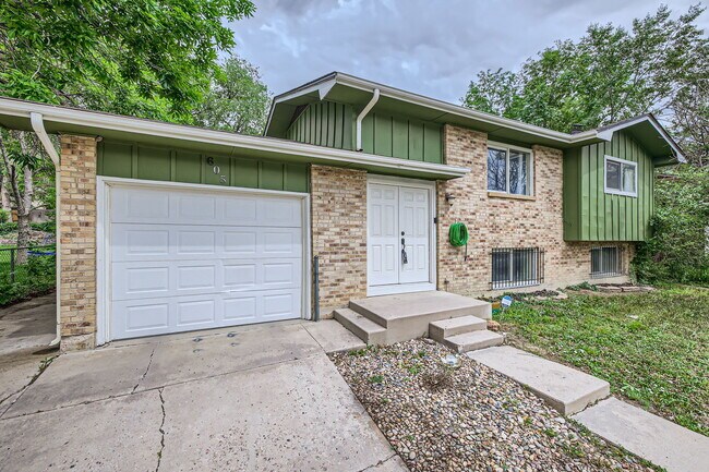 Building Photo - 605 Raemar Dr