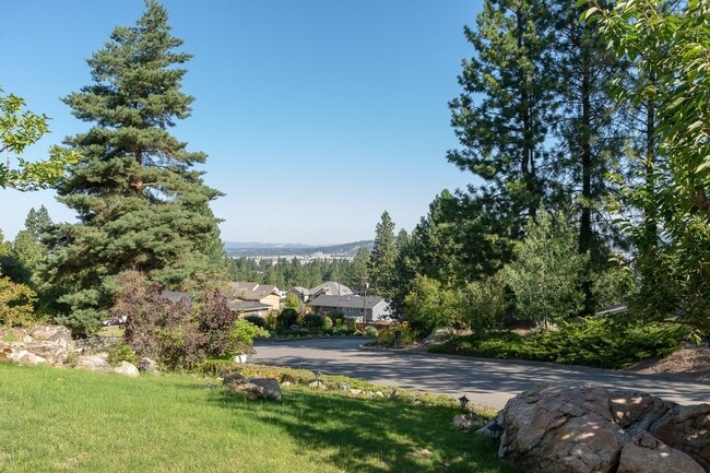 Building Photo - 3+ Bedroom, 3 Bath Available in quiet Spok...