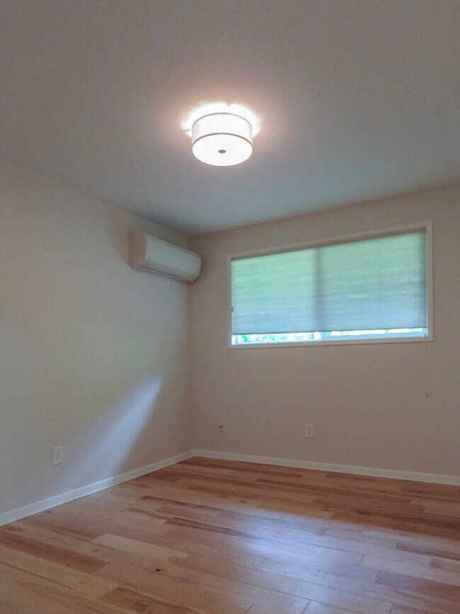 Building Photo - Gorgeous Ranch Style 3 Bedroom Home In Lak...