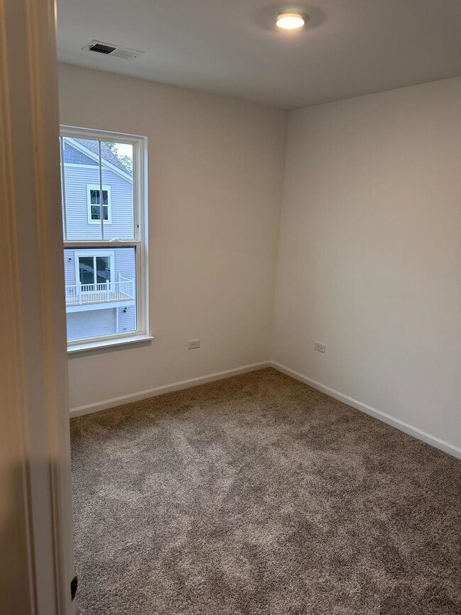 Building Photo - 560 Wolverine Dr