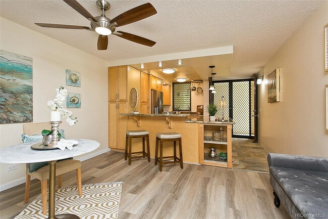 Building Photo - 1 bed 1 bath Amazing ocean, marina and mountain view unit.