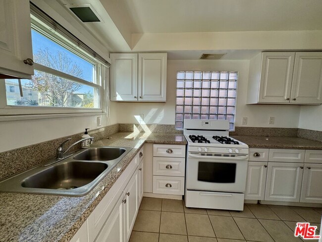 Building Photo - 6122 S Fairfax Ave